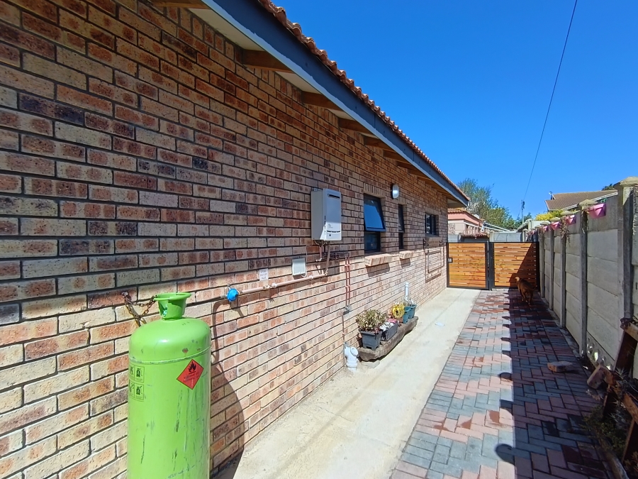 3 Bedroom Property for Sale in Wavecrest Eastern Cape